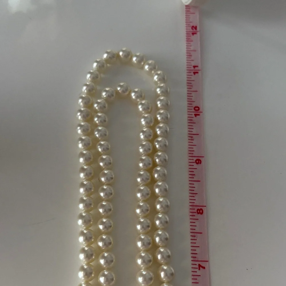 Elegant Pearl Necklace with Black and Gold Accent - Picture 7 of 8